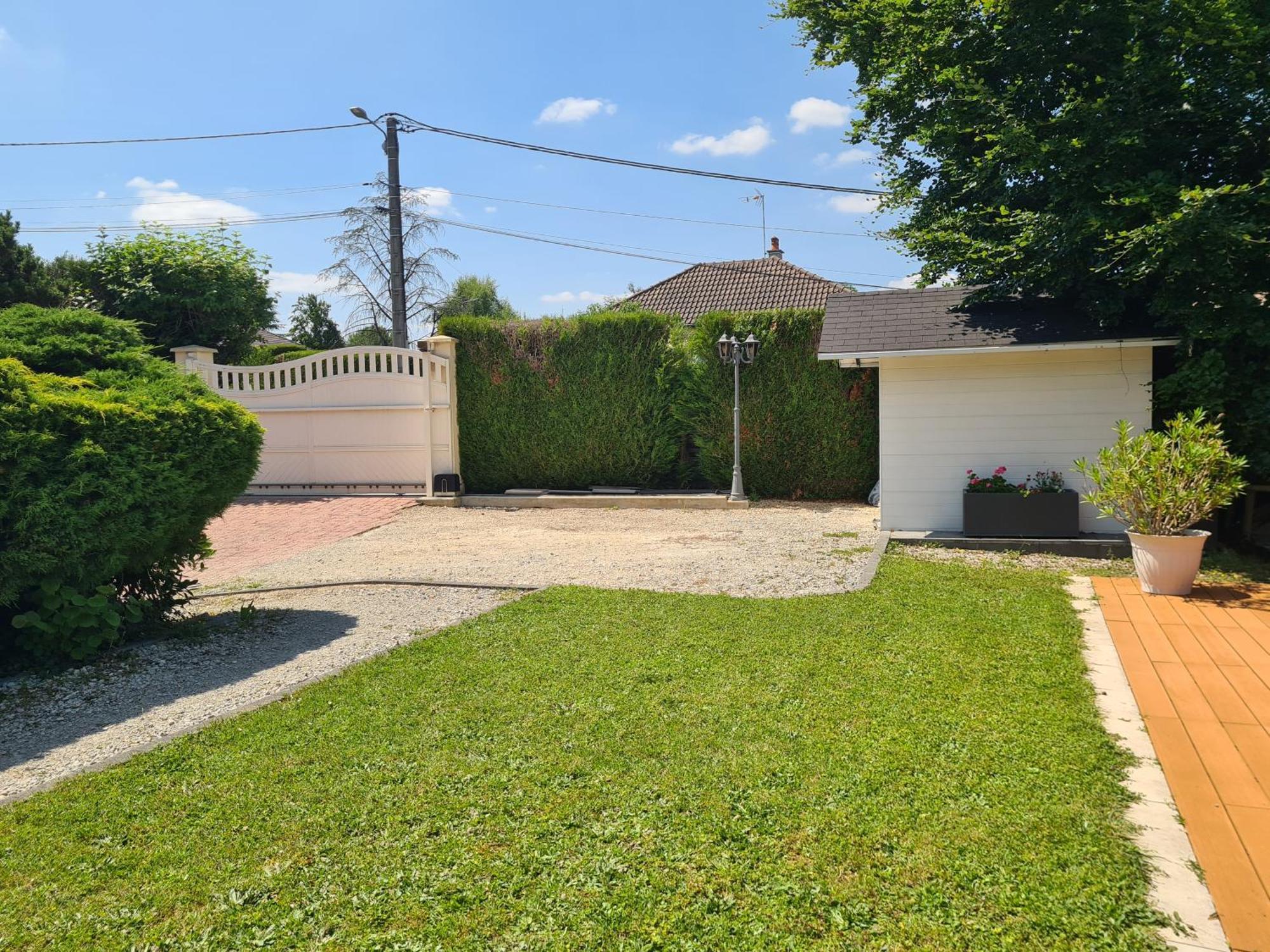 Les Jardins De La Quietude Apartment